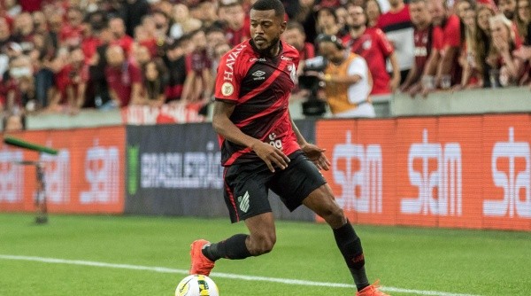 Cirino é um dos citados para ser titular no Athletico (Foto: Robson Mafra/AGIF)