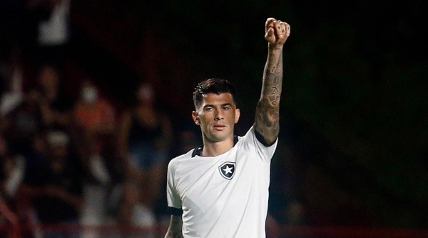 Victor Cuesta com a camisa do Botafogo (Foto: Vitor Silva/Botafogo FR)