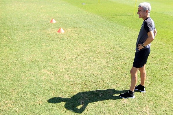 Foto: (Vítor Silva/Botafogo) - Luís Castro espera no Nilton Santos com vitória diante da torcida do Botafogo