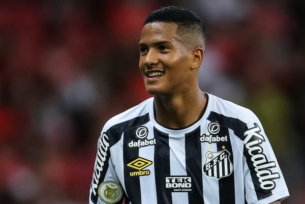 Foto: Pedro H. Tesch/AGIF – Com dores musculares, Ângelo vira desfalque para o San-São