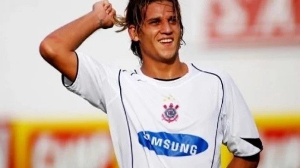 Reprodução Corinthians/ Rafael Moura com a camisa do Corinthians. 