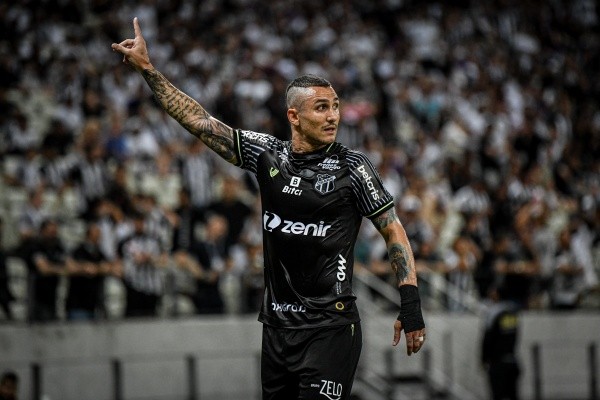 Vina com a camisa do Ceará (Foto: Kely Pereira/AGIF) Vina com a camisa do Ceará (Foto: Kely Pereira/AGIF)