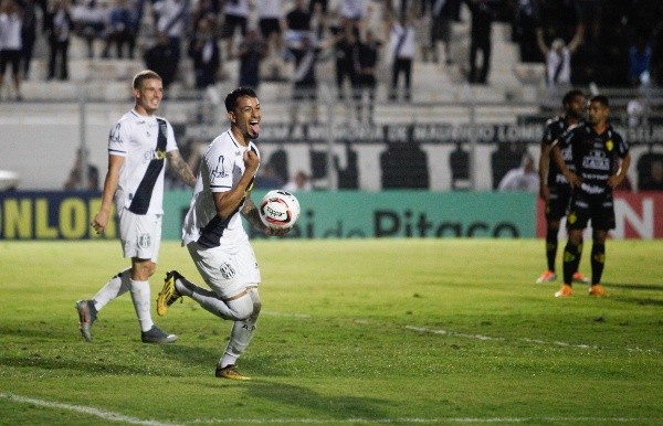 Rogério Capela/AGIF/ Lucca comemorando gol da Ponte Preta. 