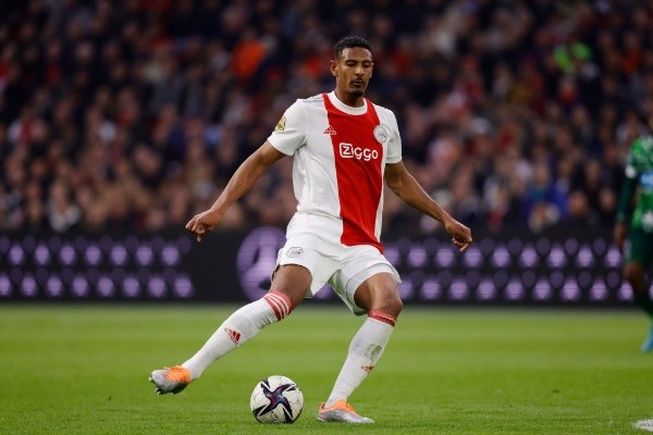 Soccrates/Getty Images/ Sébastien Haller em campo pelo Ajax. Soccrates/Getty Images/ Sébastien Haller em campo pelo Ajax.