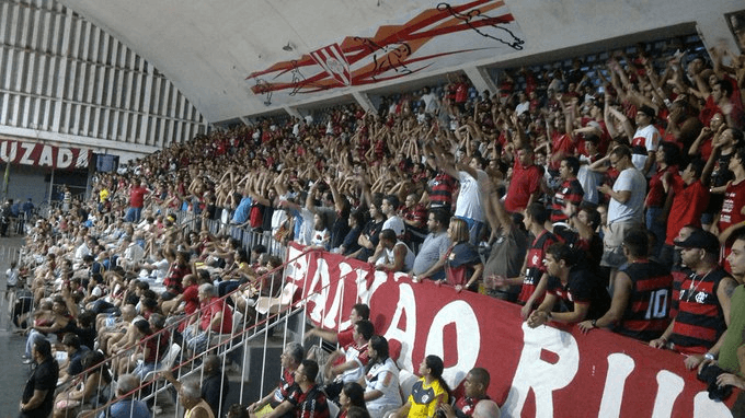 Torcida rubro-negra apoiando o time - Foto: Helena Petry/CRF