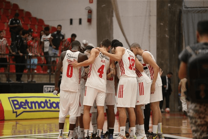 Time do São Paulo no ginásio do Morumbi. Foto: Site SPFC 
