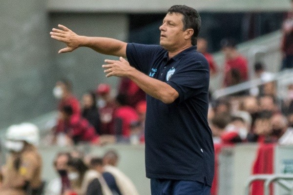 Foto: Robson Mafra/AGIF – Adilson Batista fala em recuperar pontos perdidos em casa