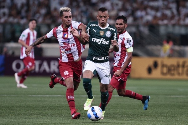 Ettore Chiereguini/AGIF/ Palmeiras em campo contra o Petrolero, no Allianz Parque. 
