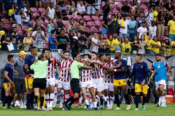 Rafael Vieira/AGIF/ Confusão na partida da final do Pernambuco entre Náutico e Retrô. 