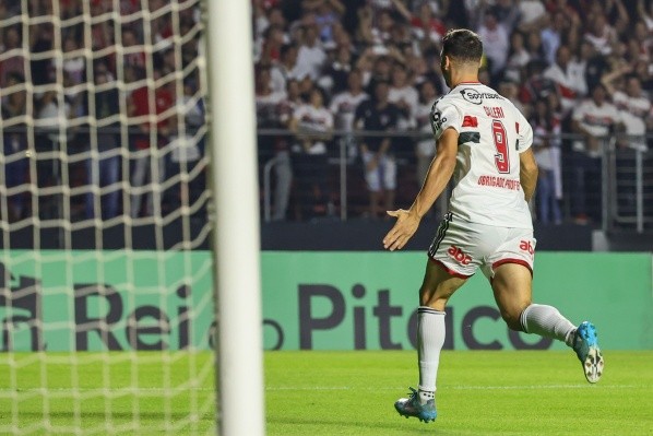 Marcello Zambrana/AGIF/ Calleri comemorando gol no Brasileirão pelo São Paulo. 