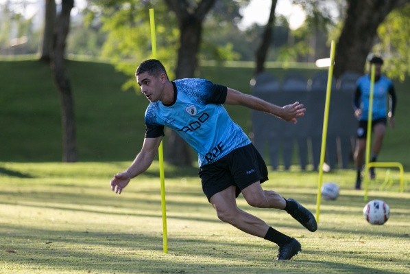 Foto: (Ricardo Chicarelli/Londrina EC.) - Gegê vinha ganhando condição física para reestrear com a camisa do Londrina
