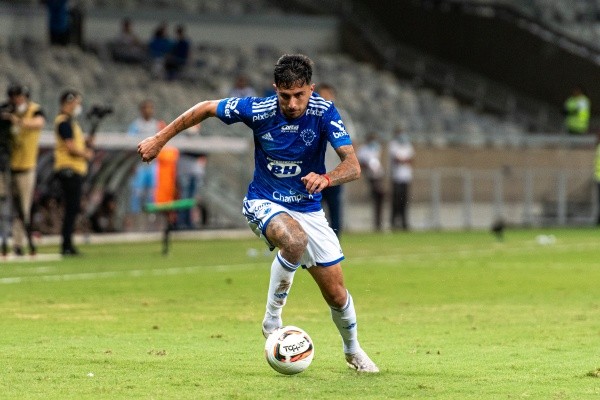 Foto: Alessandra Torres/AGIF – Leo Pais sofreu estiramento da coxa e não joga nos próximos duelos do Cruzeiro