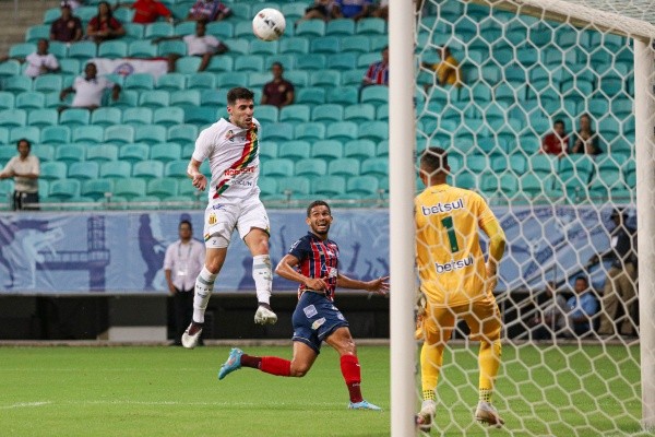 Foto: (Renan Oliveira/AGIF) - Thiago Ennes só foi titular na Bolívia Querida na derrota para o Bahia por 1 a 0, fora de casa, pela 4ª rodada da Série B