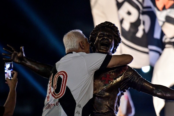 Foto:Thiago Ribeiro/AGIF | Roberto Dinamite ganhou uma estátua em São Januário