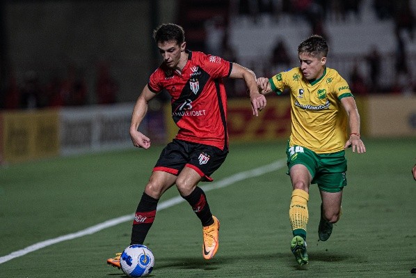 Foto: (Isabela Azine/AGIF) - Shaylon foi eleito o melhor da partida entre Atlético-GO e Defensa y Justicia
