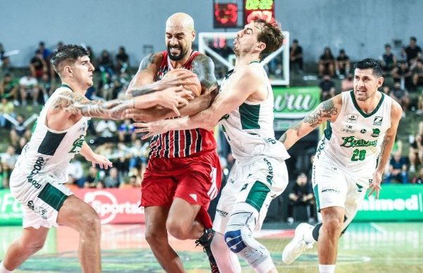 Victor Lira/Bauru Basket - Marquinhos no meio de três adversários