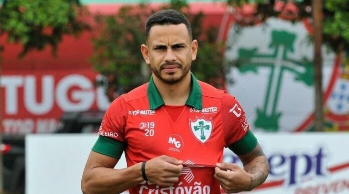  Foto: Divulgação/Portuguesa Santista - Tauã assinando contrato em 2020. 