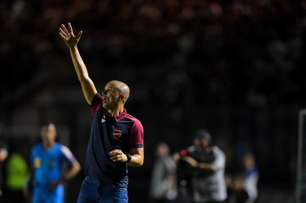 (Foto: Thiago Ribeiro/AGIF) Higo Magalhães projeta jogo complicado contra o Náutico