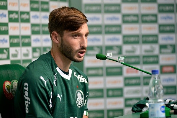 Matias Viña com a camisa do Palmeiras (Foto: Bruno Ulivieri/AGIF)