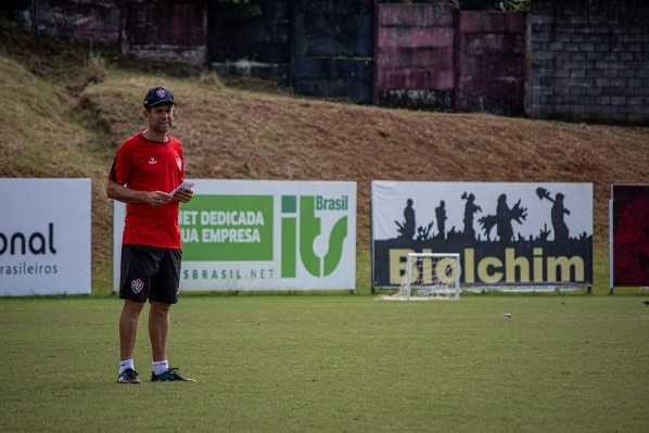 Foto: (Flickr Oficial Vitória/Pietro Carpi) - Fabiano Soares comanda treina do Vitória na Toca do Leão Foto: (Flickr Oficial Vitória/Pietro Carpi) - Fabiano Soares comanda treina do Vitória na Toca do Leão