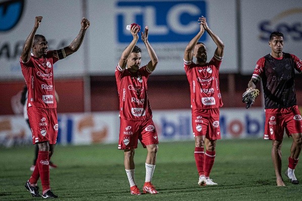 Foto: (Heber Gomes/AGIF) - Jogadores do Vila Nova agradecem o apoio da torcida do Vila, que esteve presente no OBA nesta 6ª rodada da Série B