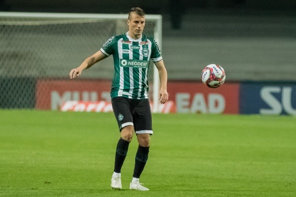 Foto: Robson Mafra/AGIF – Henrique retornou ao Coritiba após 14 anos em 2021