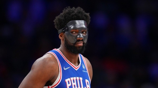 Mitchell Leff/Getty Images - Joel Embiid, com sua máscara protetora
