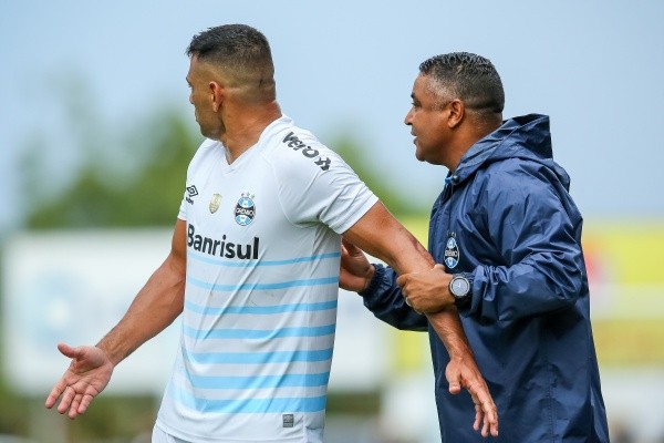Pedro H. Tesch/AGIF/ Roger Machado e Diego Souza em jogo do Grêmio. 