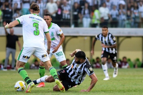  Fernando Moreno/AGIF/ Atlético-MG em campo contra América-MG. 