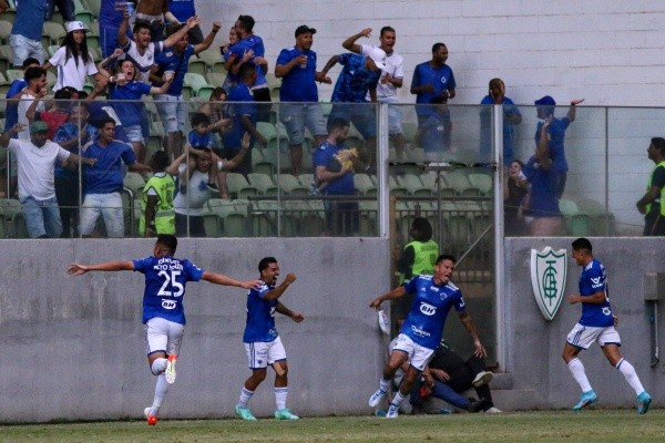 Foto: (Fernando Moreno/AGIF) - Pezzolano valorizou a sintonia do Cruzeiro com sua torcida