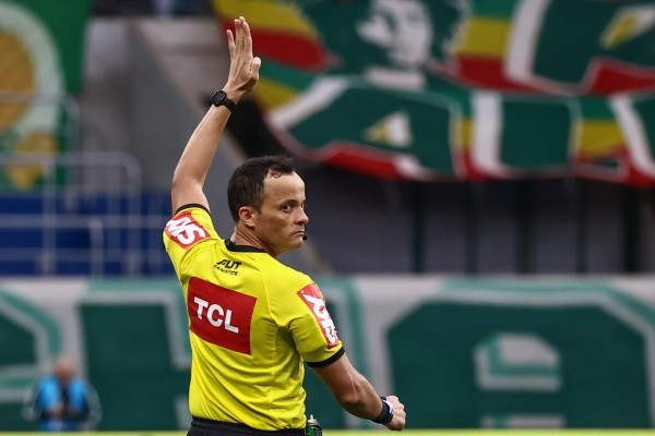 Foto: (Marcello Zambrana/AGIF) - O árbitro Savio Pereira Sampaio foi criticado pela torcida do Palmeiras