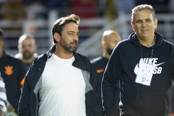 Foto: (Diogo Reis/AGIF) - Antes da chegada de Vítor Pereira, o presidente do Corinthians, Duilio Monteiro Alves, manteve Sylvinho como técnico, que iniciou 2022 no Timão