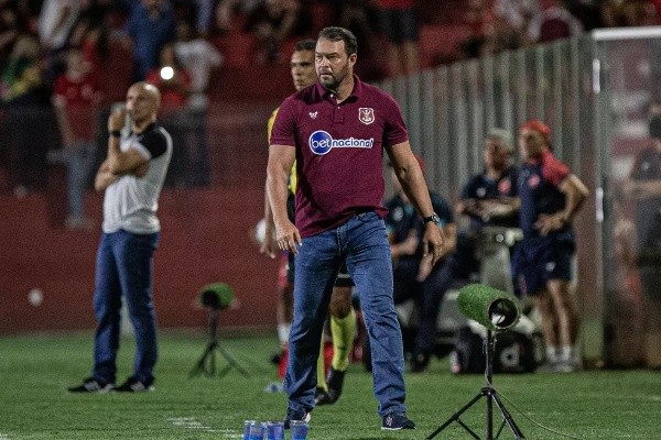 Isabela Azine/AGIF/ Técnico Roberto Fernandes, do Náutico. 