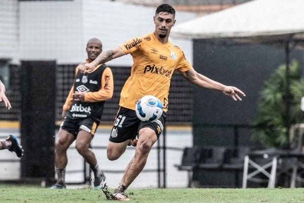 Foto: Ivan Storti/Santos FC – Velázquez foi titular nas últimas três partidas do Santos de Bustos