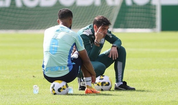 Foto: Cesar Greco – Abel tem conversa em particular com Jorge no treino desta segunda-feira na Academia de Futebol