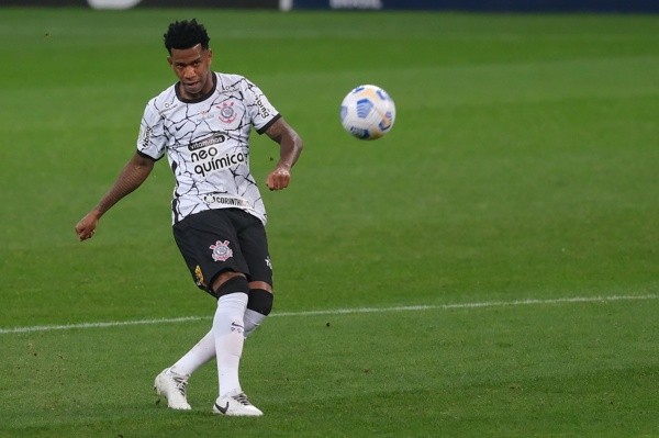 Marcello Zambrana/AGIF/ Gil em campo pelo Corinthians. 