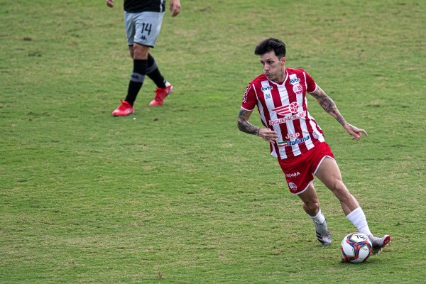 Jorge Rodrigues/AGIF/ Jean Carlos em campo pelo Náutico. 
