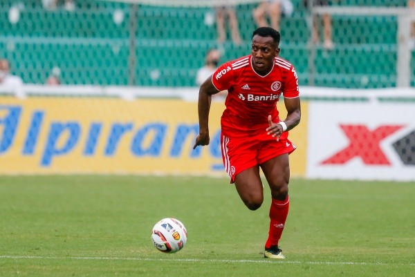 Foto: Luiz Erbes/AGIF – Moisés pode virar zagueiro na sequência de Mano no Internacional