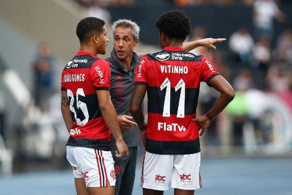  Wagner Meier/Getty Images/ Paulo Sousa com Vitinho e João Gomes.  