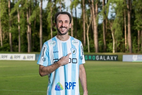 Foto: (Ricardo Chicarelli/Londrina EC.) - Thiago Ribeiro espera brilhar com a camisa do Londrina em 2022