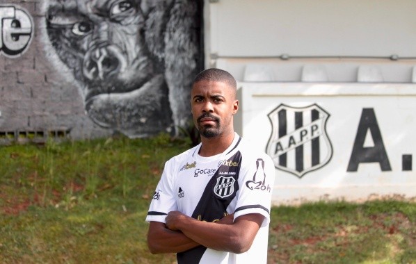 Foto: (Flickr Oficial Ponte Preta/Diego Almeida/PontePress) - Matheus Alessandro deixa a Ponte sem entrar em campo