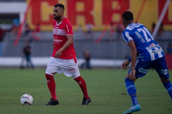 Foto: (Francisco Cedrim/AGIF) - Maicon em ação pelo CRB
