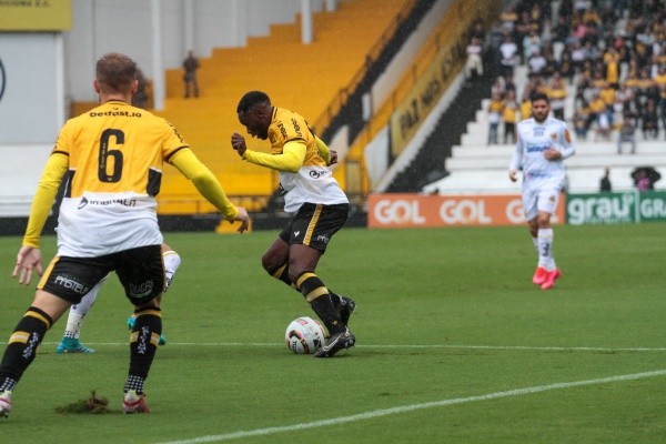 Foto: Lucas Sabino/AGIF – Negueba atuou em seis jogos e não marcou nenhum gol