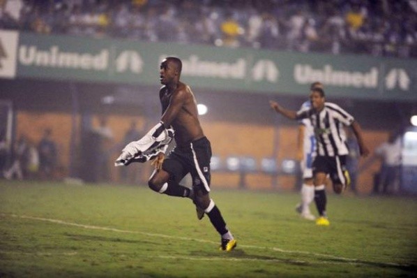 Alvarélio Kurossu/ Atacante Reinaldo comemorando gol em duelo contra o Avaí. 