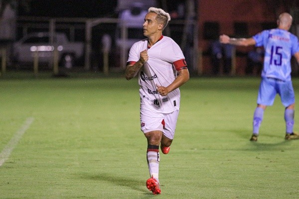 Foto: Renan Oliveira/AGIF – Jadson deixou o Vitória com 12 partidas e 2 gols marcados