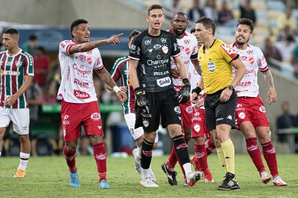 Foto: (Jorge Rodrigues/AGIF) - Jogadores do Vila Nova ficaram na bronca com o árbitro Rodolpho Toski Marques no jogo de ida da terceira fase da Copa do Brasil