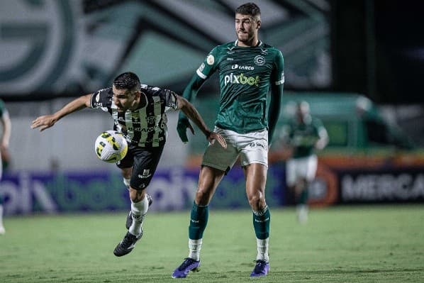 (Heber Gomes/AGIF)/ Pedro Raul em capo pelo Goiás. 