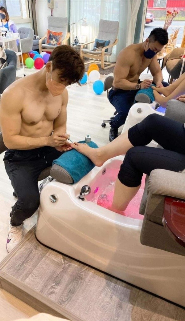 Reprodução: Facebook oficial da página The Idea King - Homens trabalham em um salão de beleza. Reprodução: Facebook oficial da página The Idea King - Homens trabalham em um salão de beleza.