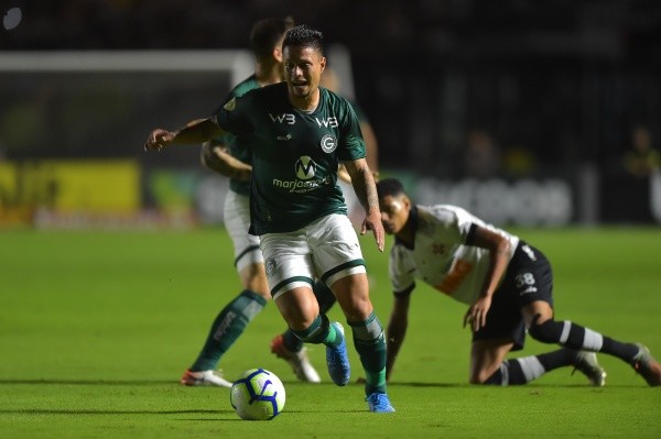 Foto: (Thiago Ribeiro/AGIF) - Rafinha em ação pelo Goiás na Série A do Brasileiro em 2019