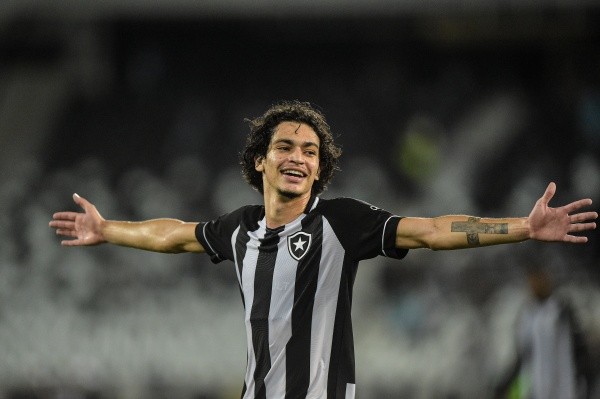 Matheus Nascimento com a camisa do Botafogo (Foto: Thiago Ribeiro/AGIF)